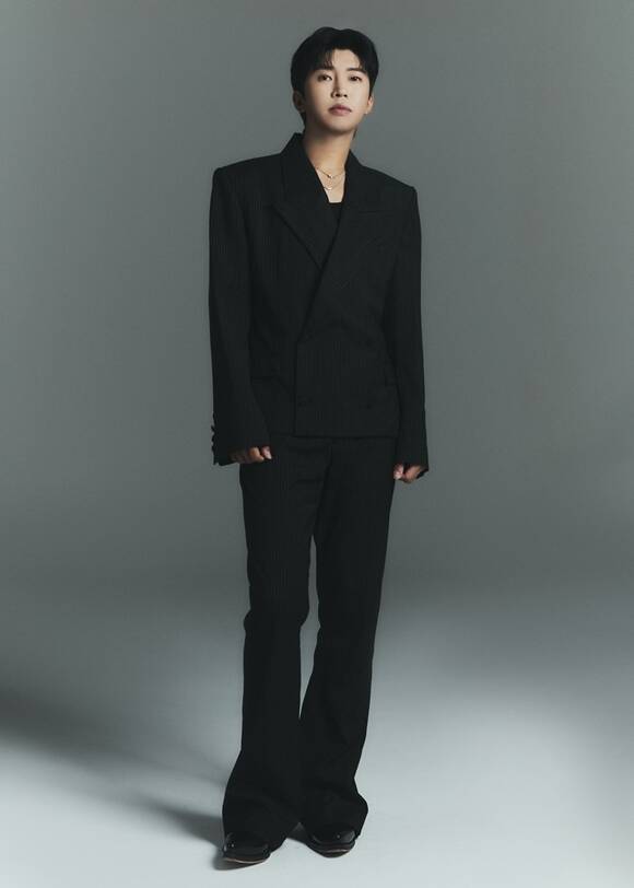 가수 임영웅이 정규 2집을 CD 없이 포토북 형태로만 제작한다. 팬들의 부담을 덜어주고 환경에 대한 고민까지 고려한 결정이다. /물고기 뮤직