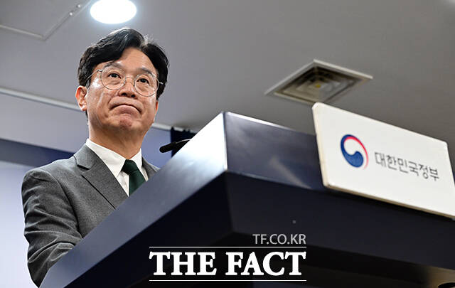 김영훈 고용노동부 장관이 29일 오후 서울 종로구 정부서울청사에서 노동조합 및 노동관계조정법 개정(안) 브리핑을 마친 뒤 취재진의 질문을 받고 있다. /임영무 기자