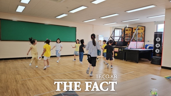 계룡시에서 진행하는 건강한 돌봄놀이터 술래잡기 놀이 모습 /계룡시