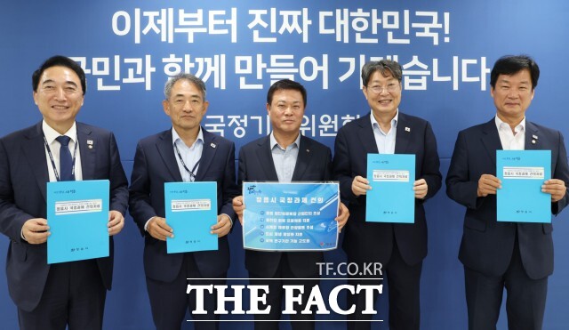 이학수 정읍시장은 지난 28일 국정기획위원회와 국회를 차례로 방문해 21대 대통령 선거 당시 지역 공약사업의 국정과제 반영과 현안사업의 국비 지원을 요청했다. /정읍시