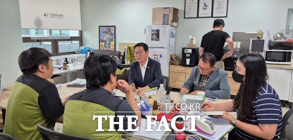 장종태 국회의원이 28일 파업 중인 건양대병원 노동조합과 간담회를 갖고 노사 상생의 해법을 모색하고 있다. /의원실