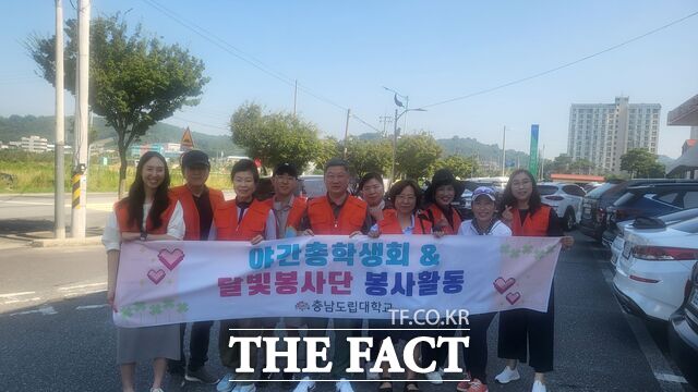 충남도립대학교 자치행정학과 봉사동아리 달빛 봉사단이 플로깅을 진행하고 있다. /충남도립대