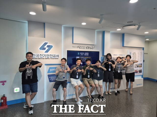 29일 반바지 출근 캠페인에 참여한 한국전기안전공사 직원들이 기념 촬영을 하고 있다. /한국전기안전공사