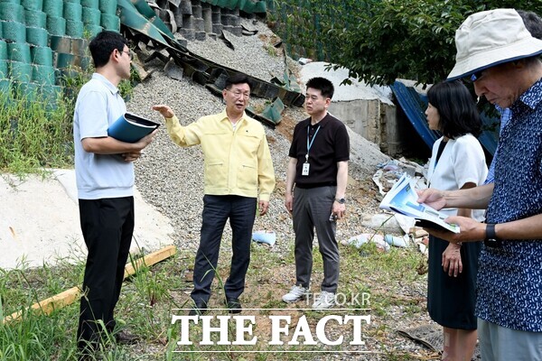 김제선 대전 중구청장이 소로 옹벽 일부가 무너진 대사동을 찾아 현장 점검을 하고 있다. /대전 중구