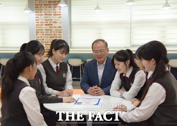 김기정 대전여자상업고등학교 교장이 학생들과 새롭게 개관한 미래관 두드림실에서 학생들과 담소를 나누고 있다./대전시교육청