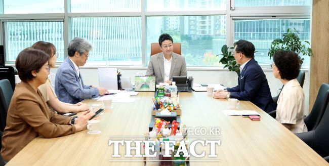 경기도의회 김진경 의장이 지난 28일 집무실에서 치과의료 관계자들과 만나 경기도형 구강 돌봄 인프라 구축 방안을 논의하고 있다./경기도의회