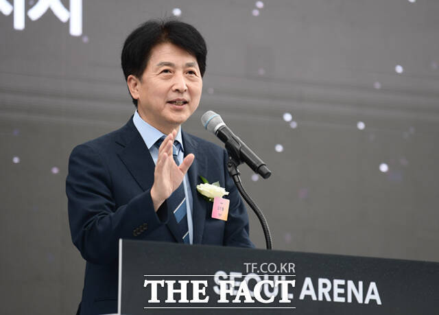 오기형(사진) 의원을 비롯한 더불어민주당 코스피5000 특별위원회는 29일 서울 여의도 거래소 서울사옥을 찾아 거래소 임원들과 주식시장 발전을 위한 간담회를 가졌다. /이새롬 기자