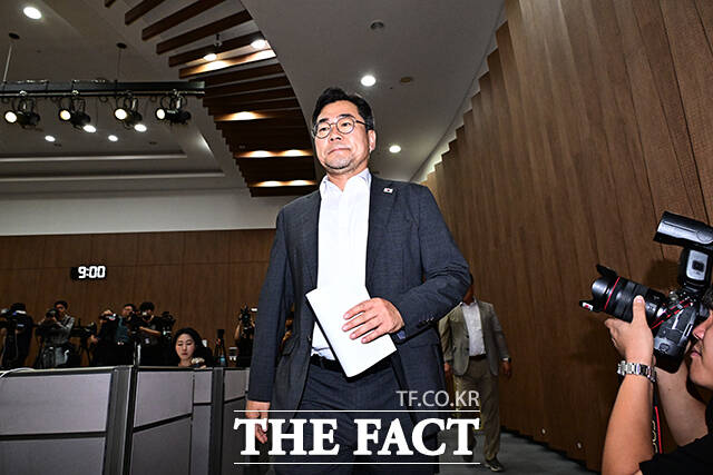 박찬대 더불어민주당 당대표 후보가 29일 오전 서울 여의도 국회 소통관에서 열린 기자회견에 참석하고 있다. /국회=배정한 기자