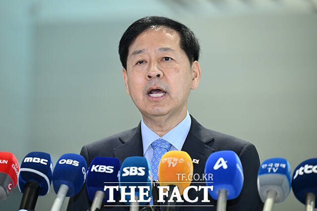 구윤철 부총리 겸 기획재정부 장관이 29일 오전 인천국제공항 제2터미널을 통해 미국 워싱턴 D.C로 출국하기 전 취재진 질문에 답하고 있다. /인천국제공항=장윤석 기자