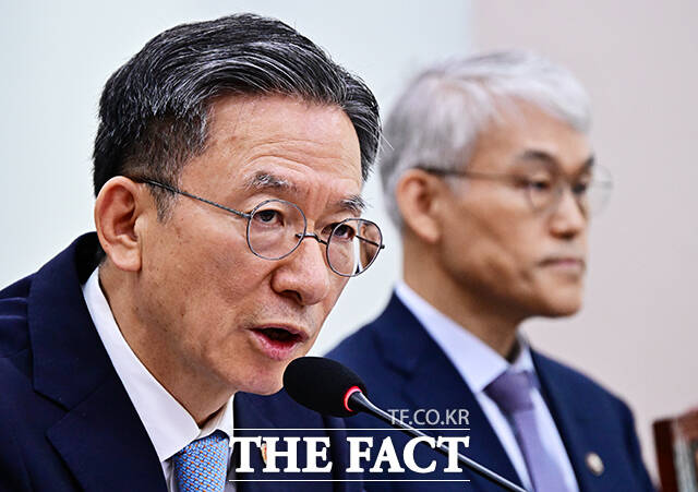 법무부가 공직자나 기업인의 정책·경영상 판단을 사후에 직권남용이나 배임 등으로 수사할 때 사건 처리에 신중하라는 지시를 대검찰청에 전달했다. 정성호 법무부 장관이 지난 22일 오후 서울 여의도 국회에서 열린 법제사법위원회 전체회의에 참석해 질의에 답변을 하고 있다. /국회=배정한 기자