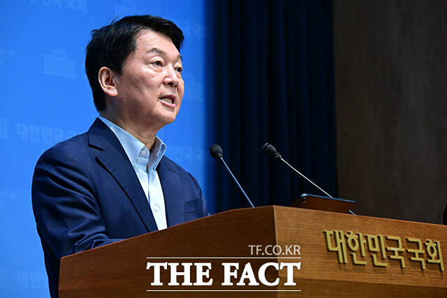 안철수 국민의힘 의원이 29일 국회에서 당대표 선거 출마를 공식 선언했다. 사진은 안 의원이 전날 오전 서울 여의도 국회 소통관에서 기자회견을 열고 당 혁신안 5대 과제를 제시하고 있는 모습. /남윤호 기자