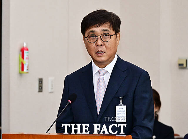 최휘영 문화체육관광부 장관 후보자가 이자소득세 미신고와 편법 증여 의혹과 관련해 평소에 저를 도와줬던 사람들이 급하다고 연락이 와 외면하지 못했다고 해명했다. /국회=배정한 기자