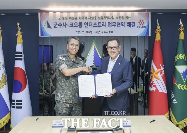 허성 코오롱인더스트리 대표이사(오른쪽)와 손대권 육군군수사령부 사령관(왼쪽)이 28일 대전 육군군수사령부에서 업무협약 체결 후 기념촬영을 하고 있다. /코오롱인더스트리