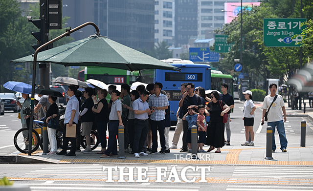 수요일인 30일 전국에 폭염특보가 발효된 가운데 낮 최고기온이 38도까지 올라 매우 무덥겠다. 당분간 무더위와 열대야에 주의해야겠다. /박헌우 기자