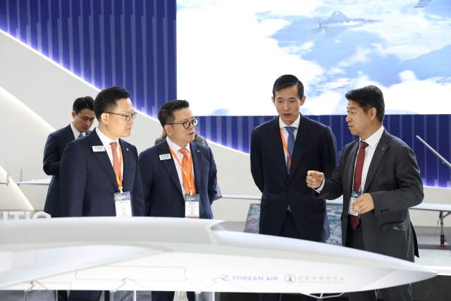 김동관 한화그룹 부회장이 미국과 관세 협상을 벌이는 한국 협상단을 지원하기 위해 미국으로 출국했다. 김 부회장이 지난 5월 27일 2025 국제해양방위산업전(MADEX)에 마련된 한화 방산 3사 통합 부스를 방문한 모습. /한화