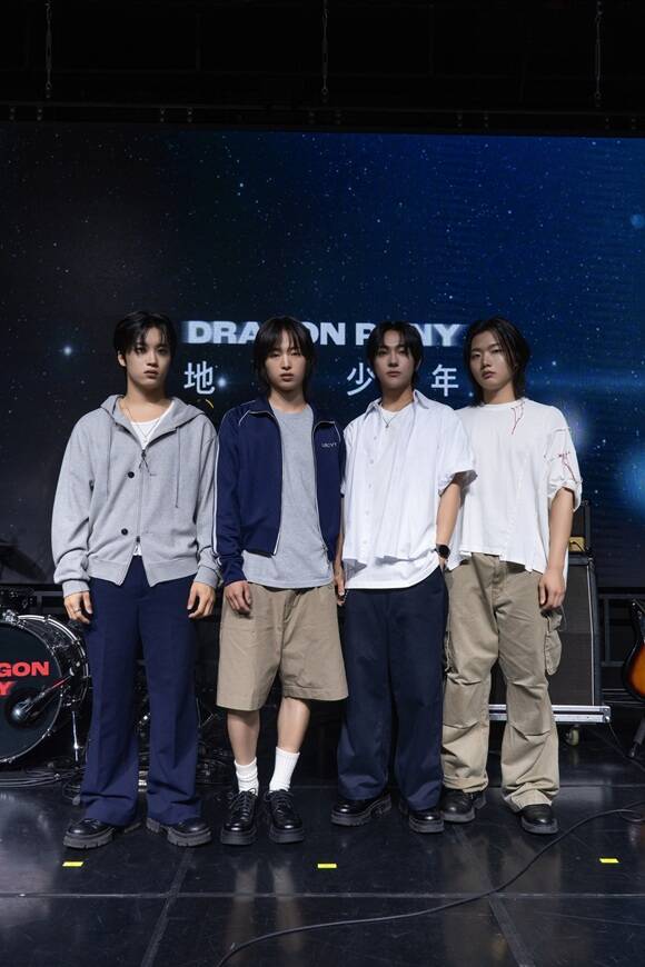 밴드 드래곤포니가 첫 디지털 싱글 지구소년의 발매를 앞두고 서울 서대문구 예스24원더로크홀에서 쇼케이스를 열었다. 드래곤포니는 펜타포트 락페스티벌 등에 참가해 지구소년의 라이브를 들려줄 예정이다./안테나