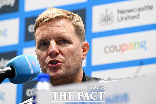 취재진 질문에 답하는 에디 하우 뉴캐슬 유나이티드 감독.