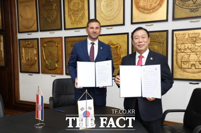 최민호 시장(왼쪽)이 29일(현지시각) 크로아티아 스플리트시청에서 토미슬라브 슈타 시장과 양 도시 간 공동 발전을 위한 구체적 교류 방안을 논의한 뒤 양해각서에 서명하고 기념촬영을 하고 있다. /세종시