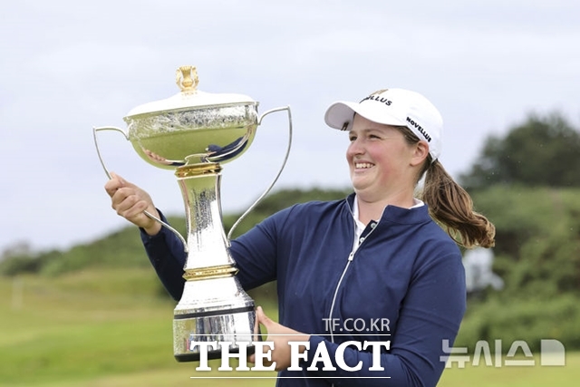 세계여자골프계 태풍의 핵으로 떠오른 로티 워드가 스코티시여자오픈에서 우승한 뒤 트로피를 들고 환하게 웃고 있는 모습./AP.뉴시스