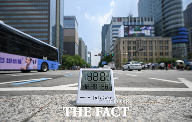 29일 한반도 내륙 전체에 폭염특보가 발령됐다. 내륙 중 유일하게 폭염특보가 내려지지 않았던 강원 태백까지 폭염주의보가 내려지면서 제주 한라산을 제외한 전국이 폭염에 휩싸였다. 사진은 전날 오전 서울 종로구 세종대로에 놓아둔 온도계가 42도를 나타내고 있는 모습. /박헌우 기자