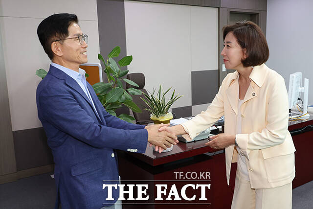 김문수 국민의힘 당대표 예비후보(왼쪽)가 29일 오후 서울 여의도 국회 의원회관에서 나경원 국민의힘 의원을 만나 악수하고 있다. /국회=박헌우 기자