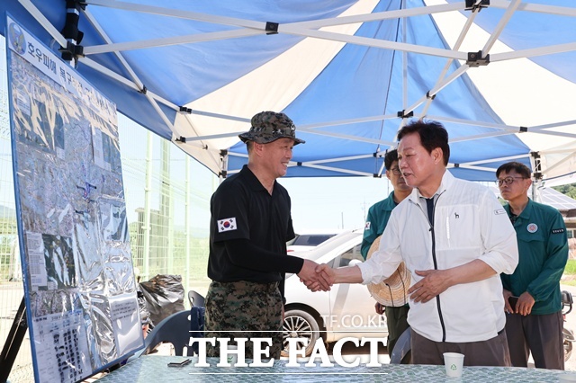 박완수 경남도지사는 지난 25일부터 산청군 수해 피해 복구를 지원하고 있는 제7공수특전여단 장병들의 노고를 격려했다./경남도