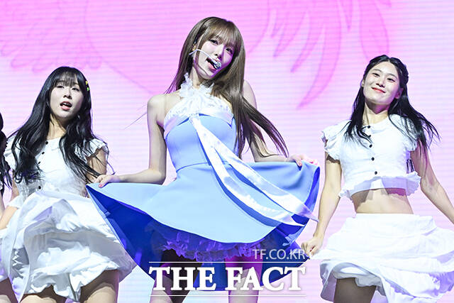 가수 최예나가 29일 오후 서울 용산구 블루스퀘어 SOL 트래블홀에서 열린 블루밍 윙즈(Blooming Wings) 발매 기념 쇼케이스에 참석해 타이틀곡 착하다는 말이 제일 싫어 무대를 펼치고 있다. /서예원 기자