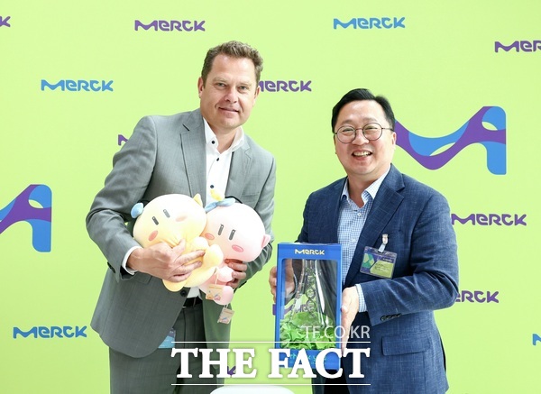 이장우 대전시장(오른쪽)이 현지시각 28일 독일 다름슈타트에 위치한 머크(Merck) 본사를 찾아 쟝–샤를 위르트 신임 라이프 사이언스 CEO(왼쪽)와 면담을 가졌다. /대전시