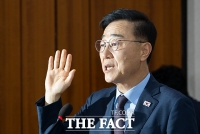  선서하는 김윤덕 국토부 장관 후보자 [포토]