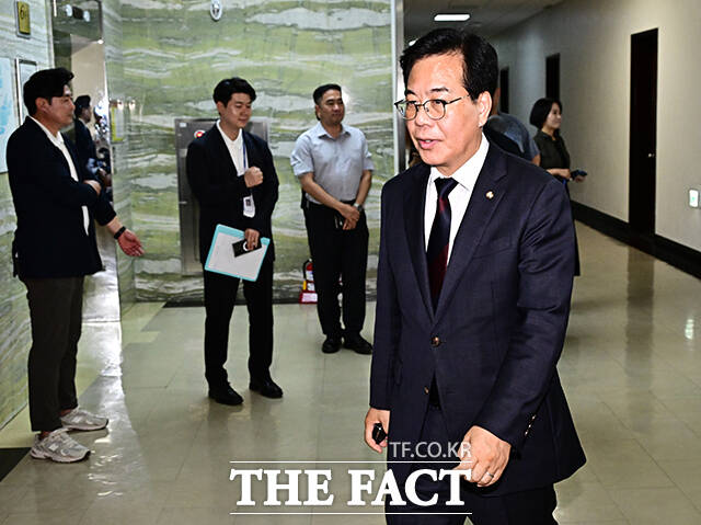 정보위 전체회의 참석하는 송언석 국민의힘 비상대책위원장 겸 원내대표.