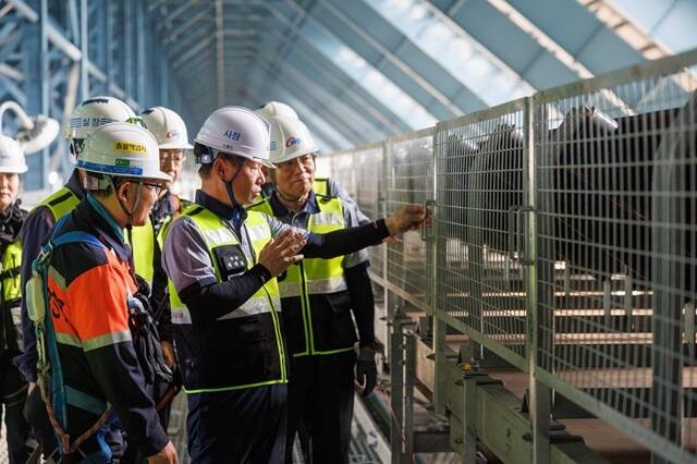 이정복 한국서부발전 사장(오른쪽 두번째)이 근로자 안전 확보와 작업환경 개선을 위해 지난 29일 CEO 현장 점검을 벌이고 있는 모습. /한국서부발전