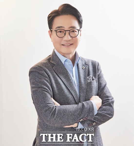 윤다훈은 가족들과 떨어져 기러기 아빠로 살고 있지만 쓸쓸하거나 외로울 틈이 없다. 자칭 홍보대사로 캐나다 알리기에 나서면서다. 그러다보니 어느순간 그는 캐나다 박사가 됐다. /더팩트 DB