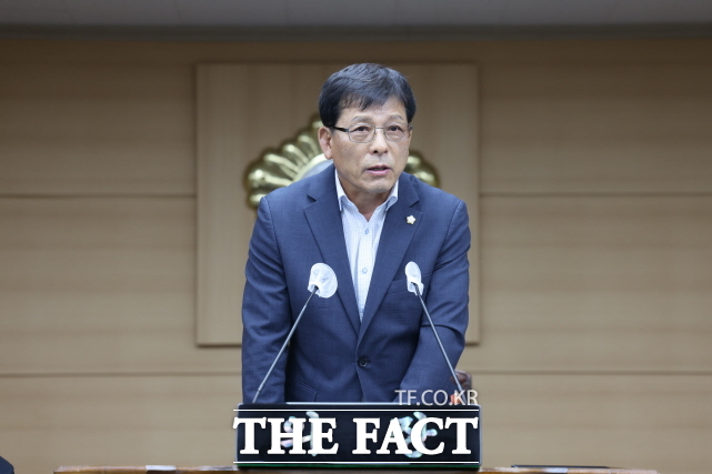 패회사를 하고 있는 김영춘 의장. /부여군의회