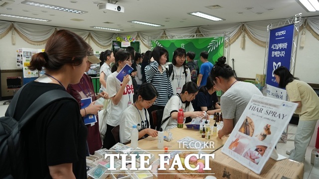 대구링컨학교 학생들이 운영한 유기견을 살리는 스타트펫 프로젝트 부스. / IYF(국제청소년연합) 대구경북지부