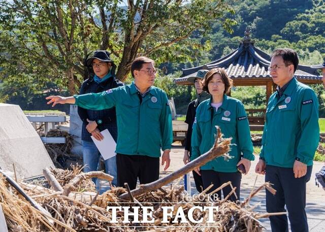 김윤철 합천군수가 집중호우 피해조사가 진행 중인 현장을 방문해 침수 지역의 피해 상황과 조사 진행 현황을 점검하고 있다./합천군