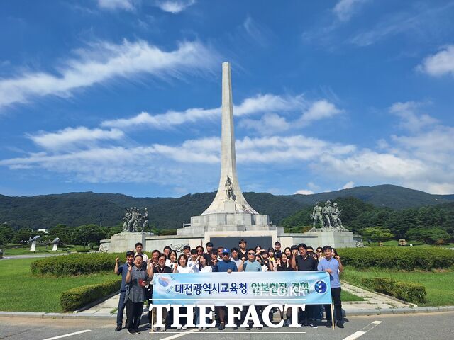 30일 대전시교육청 공직자들이 계룡대를 찾아 현장 견학 및 다양한 체험 전에 기념촬영을 하고 있다. /대전시교육청