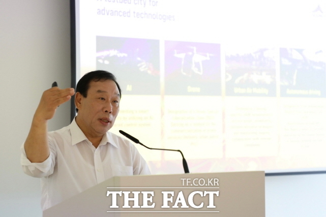 최민호 세종시장이 29(현지시각) 스플리트 테크놀로지파크에서 50여 명의 스마트시티 관계자가 참여한 가운데 강연을 펼치고 있다. /세종시