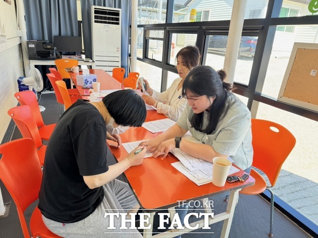 담양군이 장애인시설을 대상으로 민생회복 소비쿠폰 신청을 돕는 찾아가는 신청 서비스를 운영하고 있다. /담양군