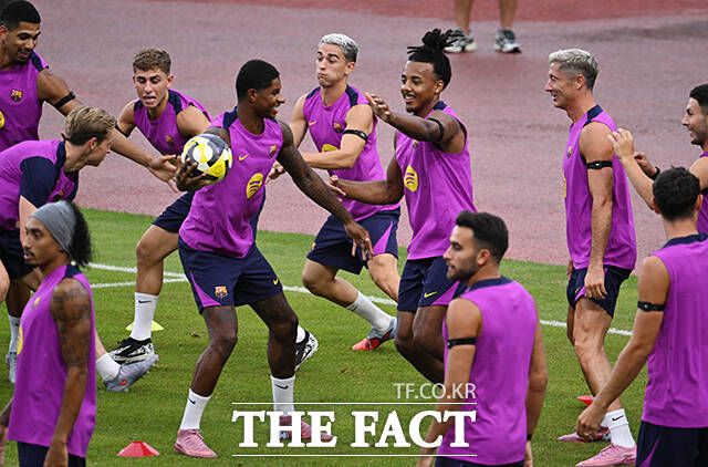 FC바르셀로나 선수단이 30일 오후 경기 고양시 고양종합운동장에서 훈련하고 있다. /고양종합운동장=박헌우 기자