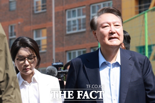 윤석열 전 대통령 내외가 21대 대통령 선거일인 3일 서울 서초구 원명초등학교에 마련된 서초4동 제3투표소로 향하고 있다. /임영무 기자(현장풀)