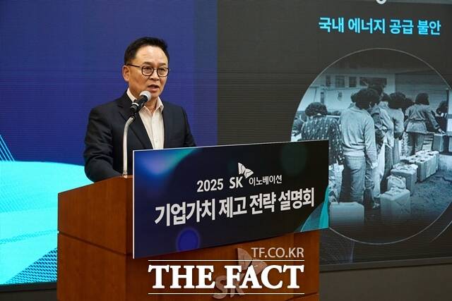SK이노베이션이 배터리 자회사 SK온과 윤활유 자회사 SK엔무브의 합병을 결의한 가운데 장용호 SK이노베이션 총괄사장이 합병법인의 IPO 계획이 없다고 밝혔다. 장용호 사장이 30일 서울 종로구 서린빌딩에서 개최한 SK이노베이션 기업가치 제고 전략 설명회에서 발표하고 있다. /SK이노베이션