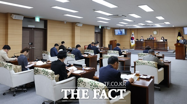 부여군의회가 30일 제293회 임시회 제7차 본회의를 열고 있다. /부여군