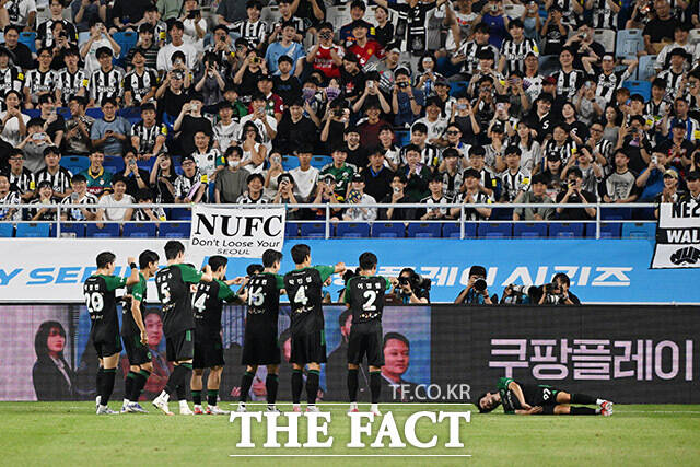 김진규(오른쪽)가 30일 오후 경기도 수원시 팔달구 수원월드컵경기장에서 열린 팀 K리그와 뉴캐슬 유나이티드의 쿠팡플레이 시리즈 1경기에서 득점 후 기뻐하고 있다. /수원월드컵경기장=남용희 기자