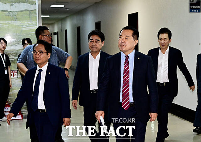 신성범 정보위원장(왼쪽 세번째)과 박선원 정보위 여당 간사(왼쪽), 이성권 정보위 야당 간사(왼쪽 두번째), 유영하 국민의힘 의원이 30일 오후 서울 여의도 국회에서 열린 정보위원회 전체회의에 참석하고 있다. /국회=배정한 기자