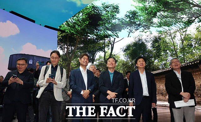 CJ ENM 스튜디오를 찾아 VP Stage 시연하는 정태호 국정기획위원회 경제1분과장(왼쪽 네 번째)과 위원들. /사진공동취재단