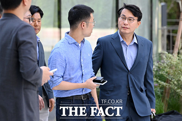 김건희 특검이 윤상현 의원 조사, 이준석 대표 압수수색, 윤 전 대통령 체포영장 청구로 수사 강도를 높이는 상황에서 민주당이 수사 정국의 주도권을 확실히 잡겠다는 강한 의지를 드러낸 것으로 해석된다. 사진은 지난 27일 윤 의원이 특검 사무실에 출석하는 모습. /남용희 기자