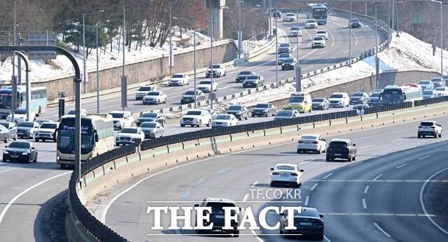 30일 경찰청에 따르면 최근 5년간(2020~2024년) 9559건의 졸음운전 교통사고 중 사망자는 252명으로 집계됐다. 월별로는 8월에 36명(14.3%)이 숨져 가장 많았고 7월이 28명, 11월 27명, 6월 23명, 9월 20명 순이다. /남윤호 기자