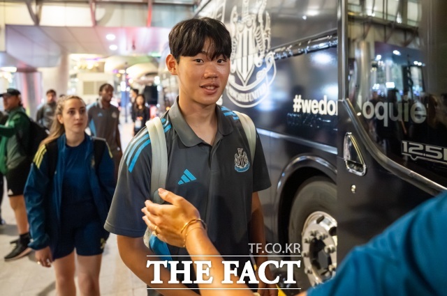 뉴캐슬 선수단과 함께 이동하고 있는 박승수./쿠팡플레이