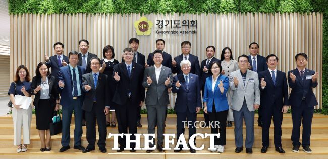 김진경 경기도의회 의장과 베트남 조국전선중앙위원회 대표단이 30일 도의회에서 기념촬영을 하고 있다./경기도의회