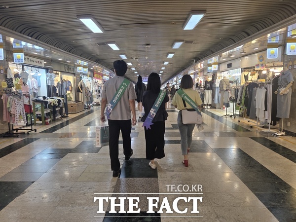 대전시가 2025 대전 0시 축제의 안전한 먹거리를 위한 식품안전관리에 나선다. 사진은 시-구 관계자들이 합동 점검에 나선 모습./대전시